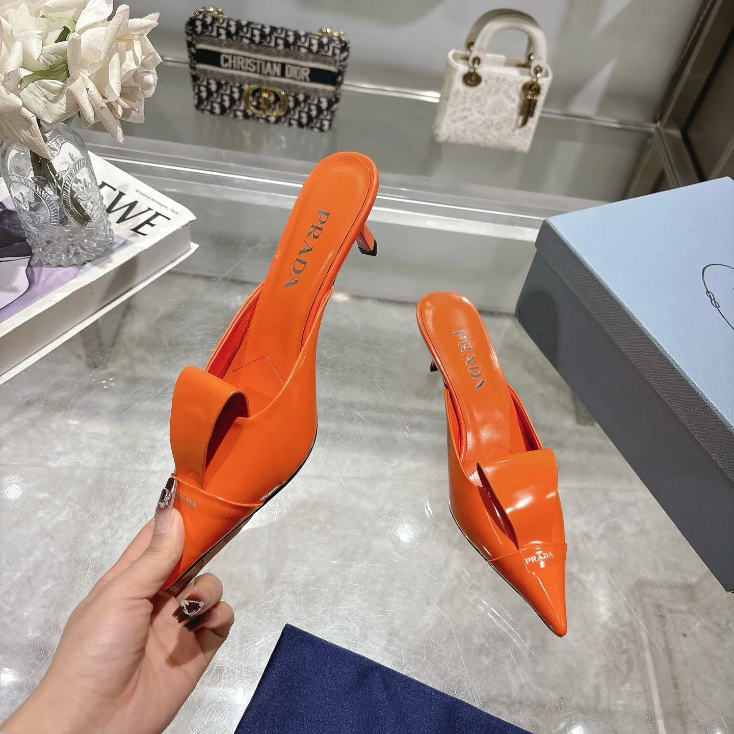 👟👟Ex-factory price 540👟👟 High version ex-factory PRADA* Prada 25ss spring and summer new Mary Jane pointed-toe high-heeled shoes fashion shoes. Purchased from the original version and developed 1:1, perfect details, comfortable on the feet, can be matched with beautiful spring and summer clothes, exquisite and durable 🤩 ✔Upper: original open-edge beaded cowhide ✔Inner: sheepskin ✔Outsole: Italian genuine leather outsole ✔Heel height: 5.5cm, 7.5cm ✔Number of yards: 35-40 (41 customized, non-refundable) ✔Packaging: Original full set of packaging